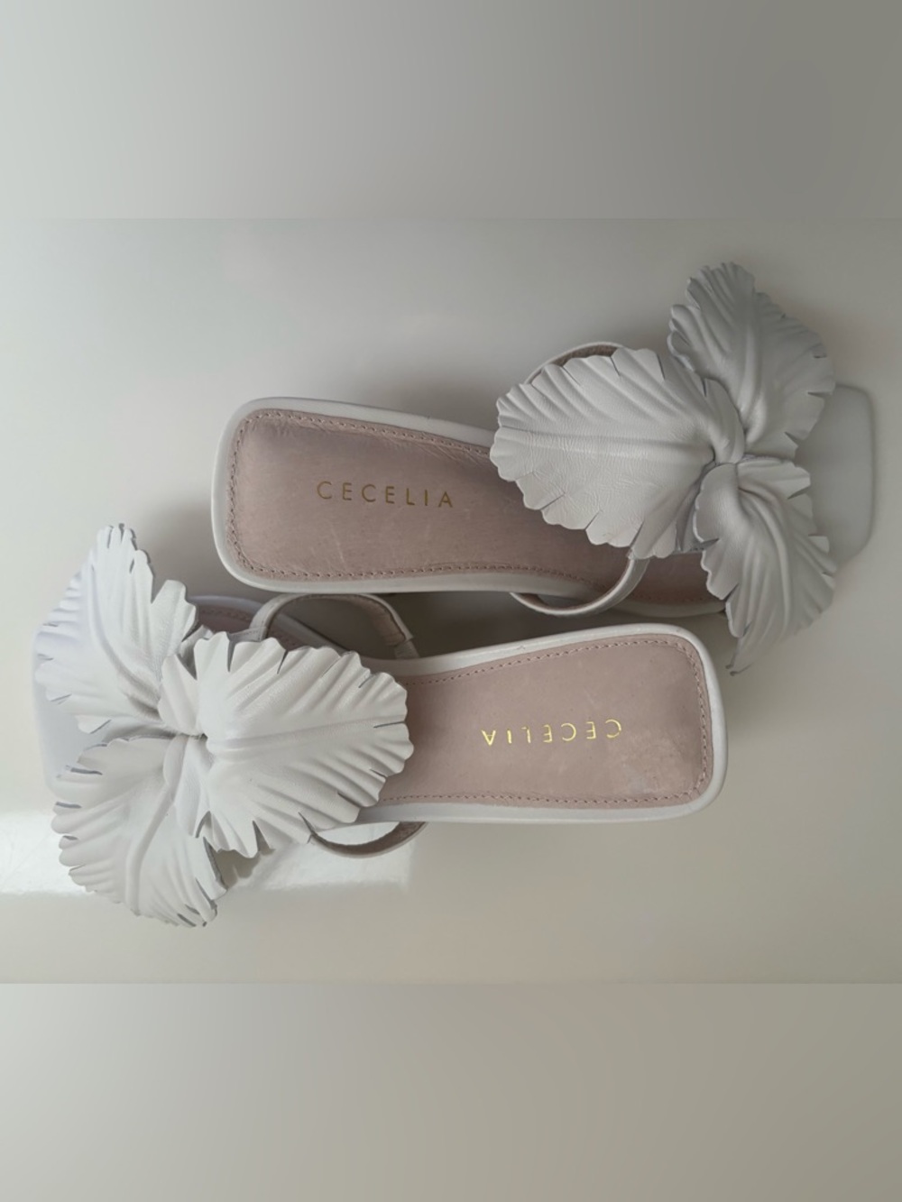 Cecelia New York Leather Hibiscus Chunky Block 2.5” Heel Sz 6 Reshapable Flower. - Picture 7 of 15